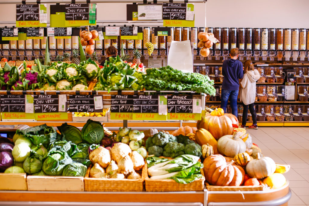 Rayons vracs et fruits et légumes de So.bio à Cognac, le supermarché Bio