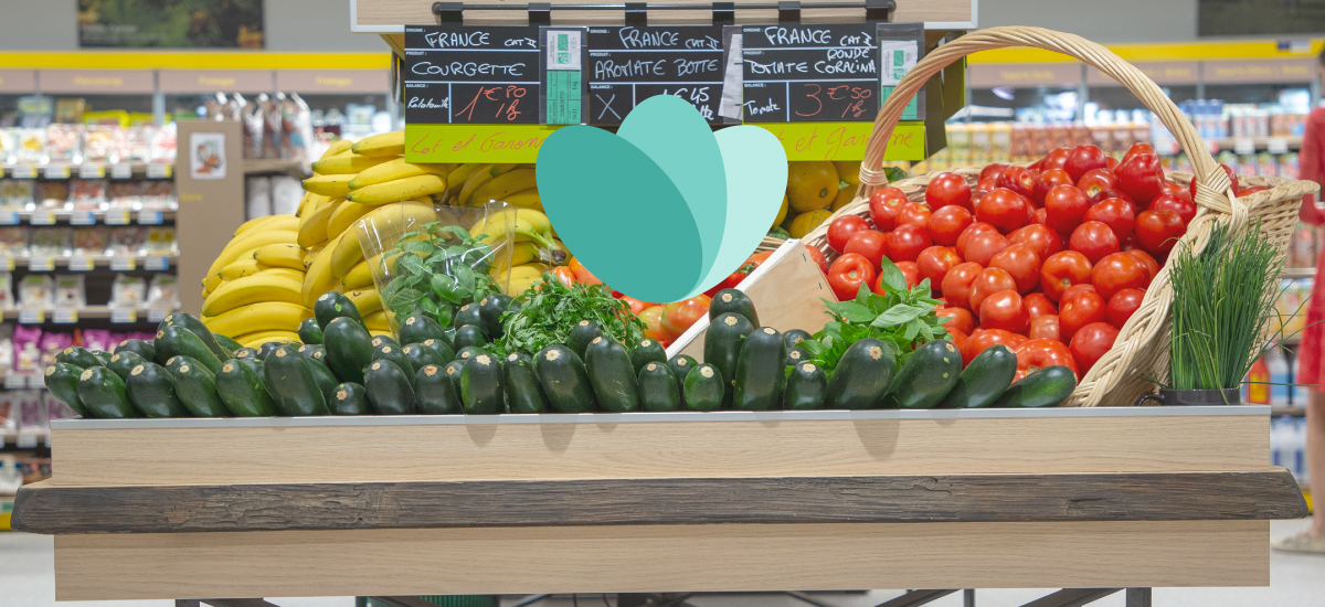 Logo Too Good To Go sur les fruits et legumes d'un magasin So.bio pour lutter contre le gaspillage alimentaire