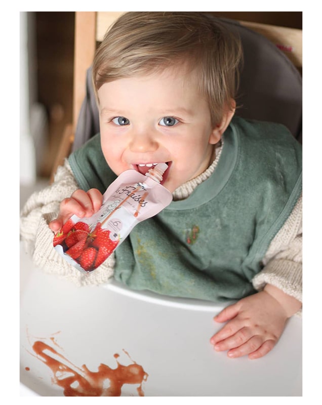 Bébé dégustant une gourde Popote fraise